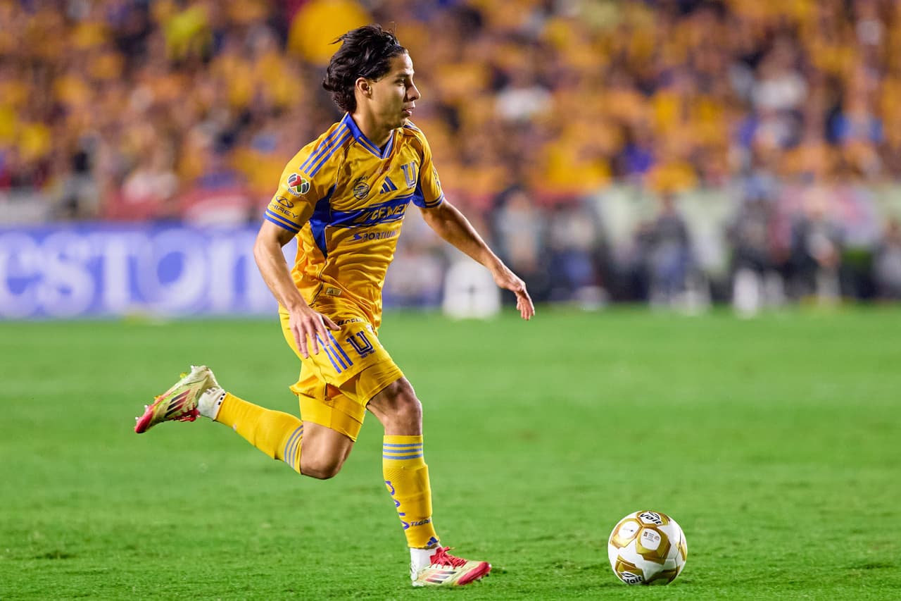 Diego Lainez, salario anual aproximado de $18,583,240 pesos.