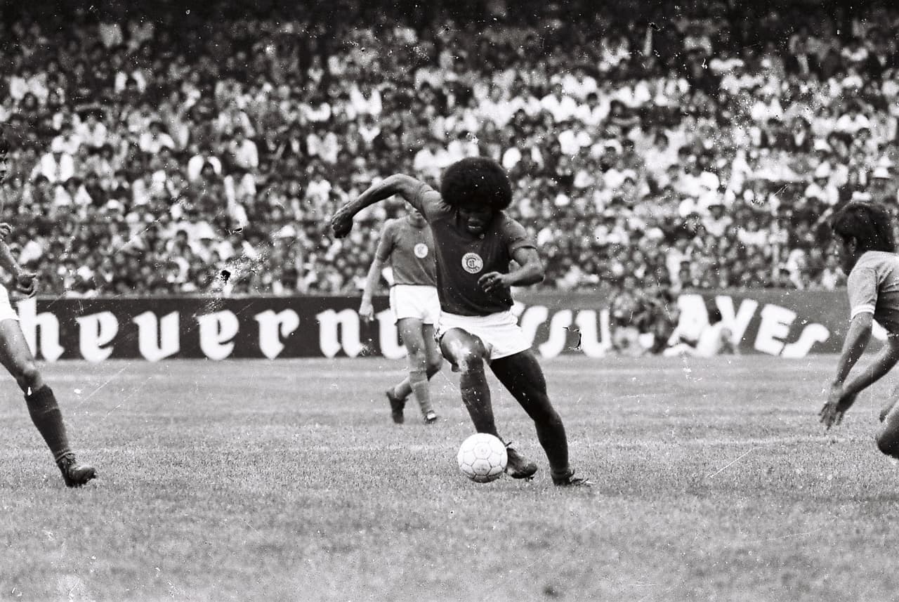 11 - Italo Estupiñán - Ecuatoriano campeón en la campa 1974-1975.