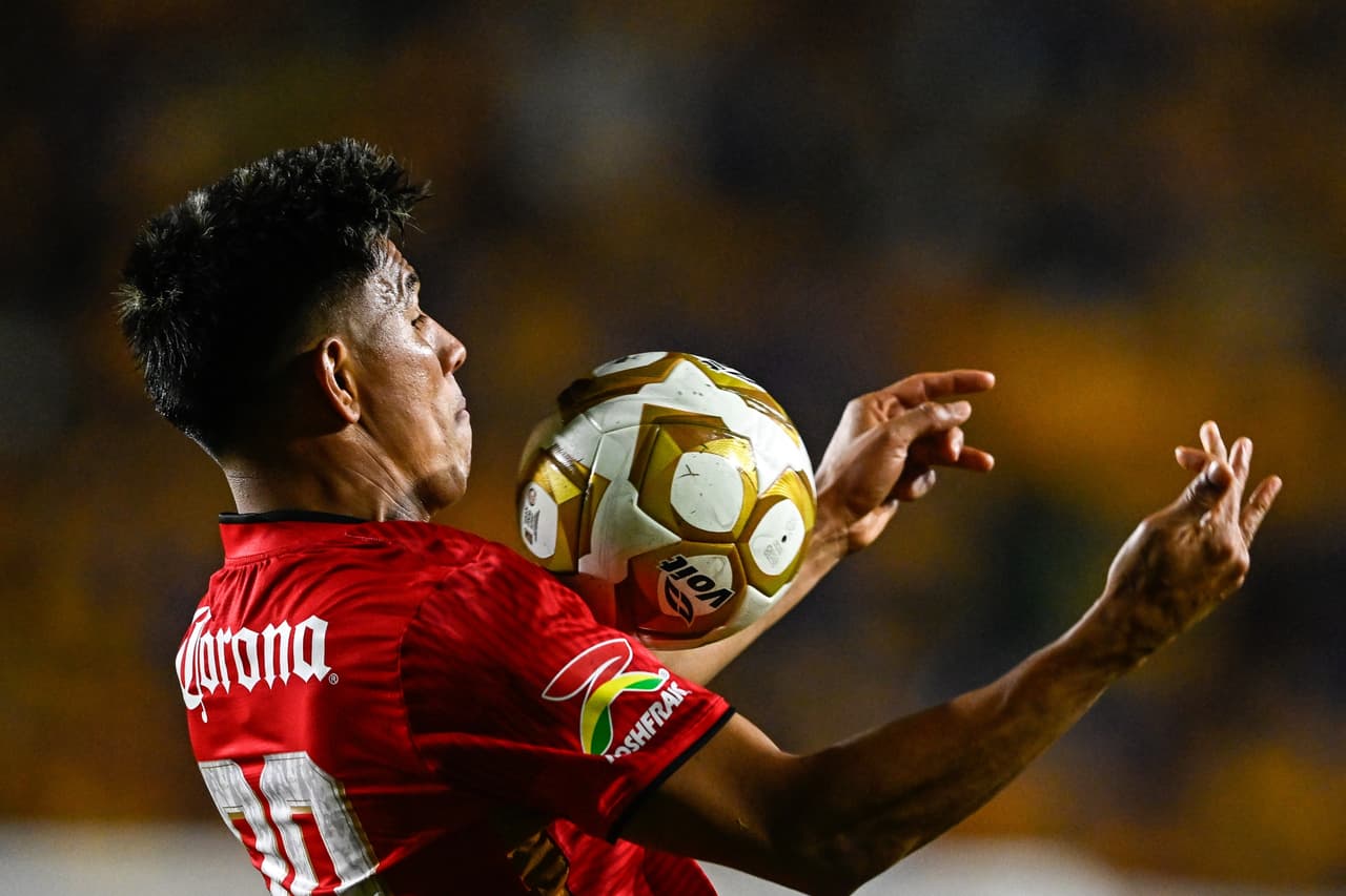 Jesús Gallardo otro jugador que percibe más de 300 mil dólares a la semana.