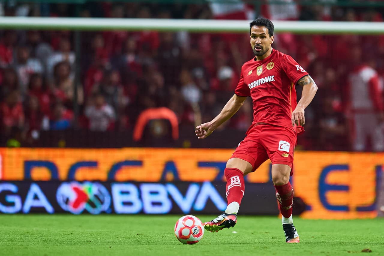 Luan percibe un salario semanal de 329,880 dólares.