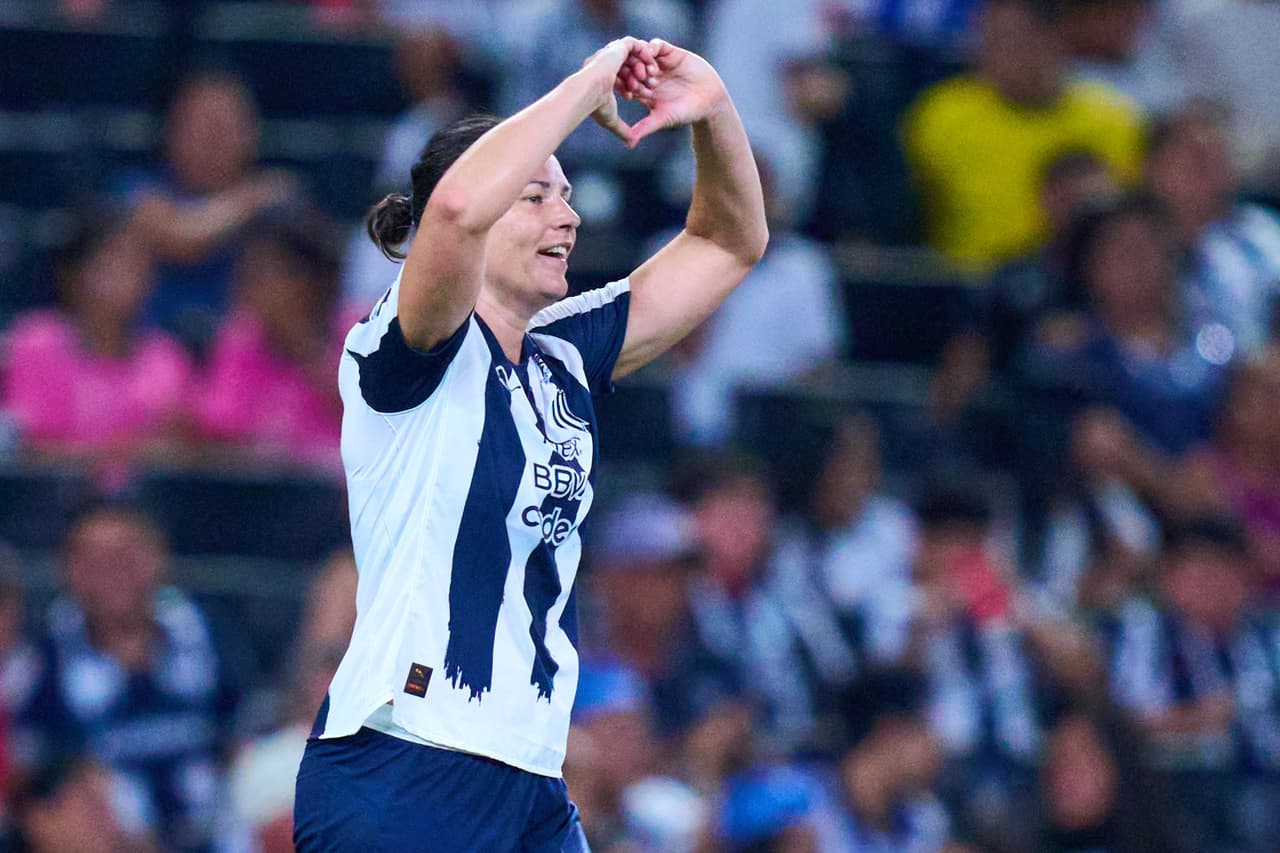 Rayadas golea a Pumas con triplete de Emily Gielnik