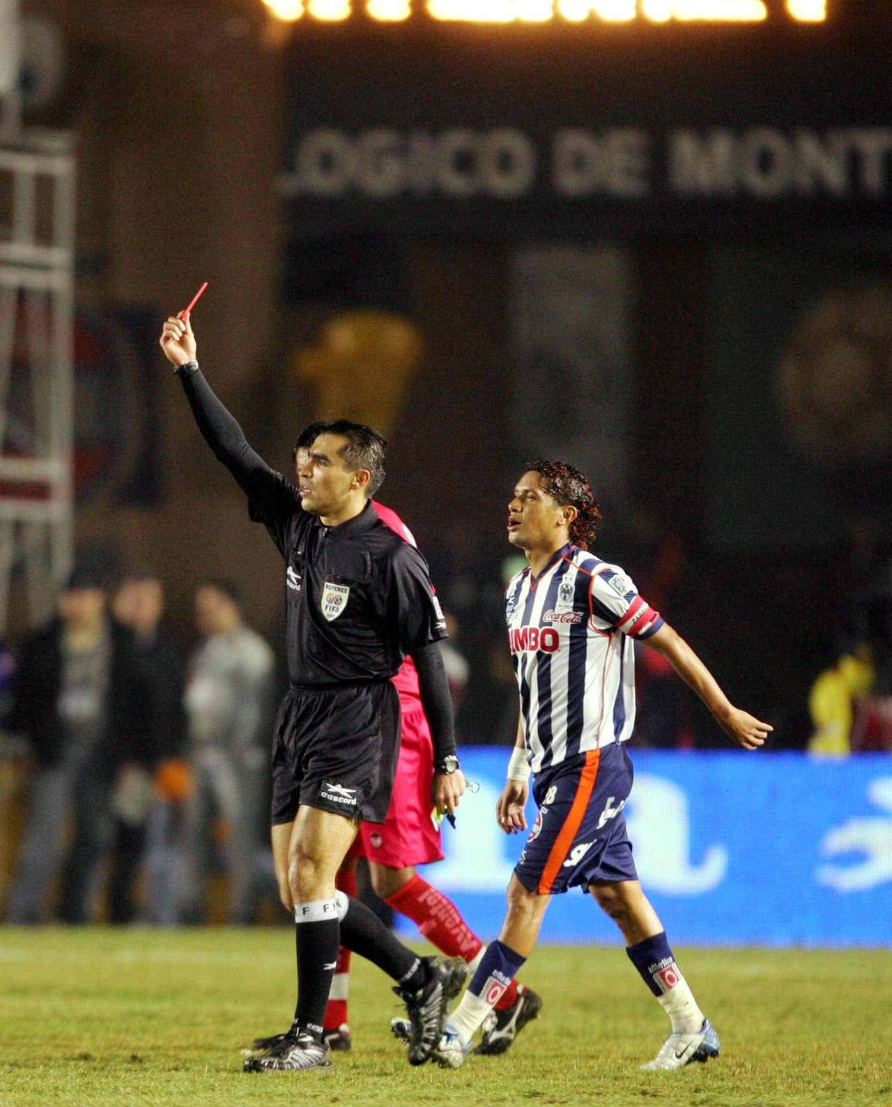 Paulo Serafín, a los 14, y José González, a los 48, se hicieron expulsar en lo que para muchos fueron decisiones rigoristas de parte de Marco Antonio Rodríguez, el árbitro central de ese duelo.