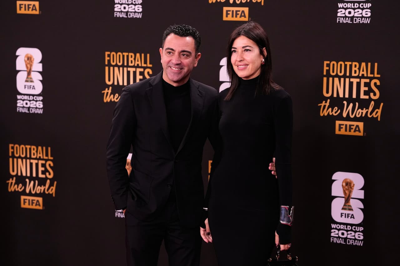 Xavi Hernández y su esposa.