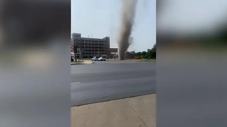 Captan En Video Un Sorprendente Remolino De Polvo En Las Calles De