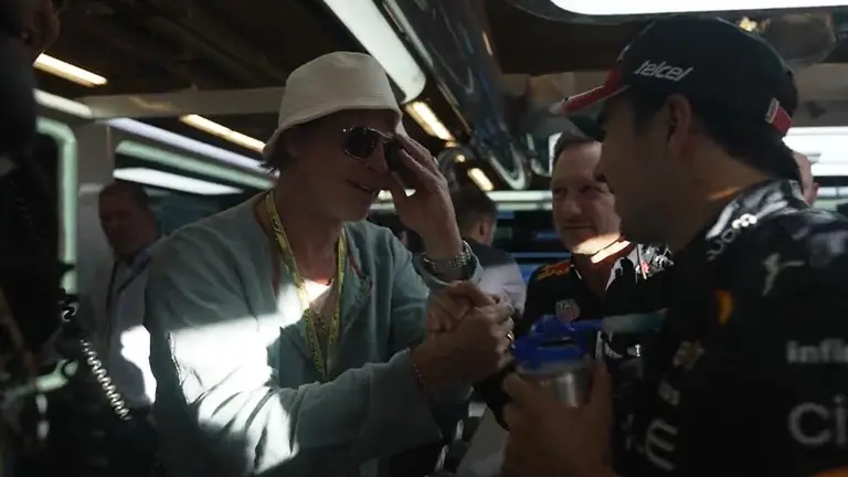 F Checo P Rez Recibe La Visita De Brad Pitt Previo Al Gp De Austin