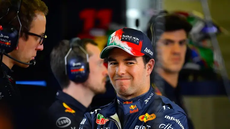 Sergio Pérez lanza mensaje a los fans que invaden el paddock del Gran