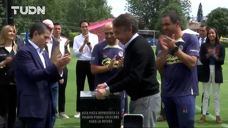 Emilio Azcárraga coloca la primera piedra para la Casa Club Femenil