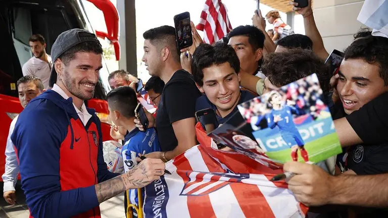 El Atlético de Madrid desata locura de los fans en su llegada a México