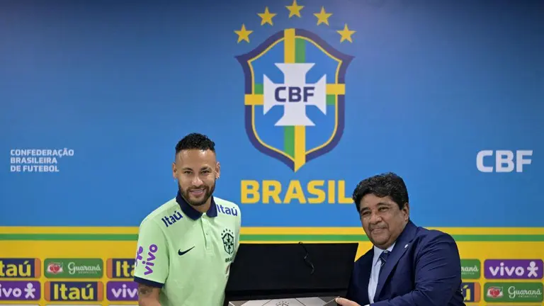 Neymar se compara con Pelé tras convertirse en el máximo goleador de la