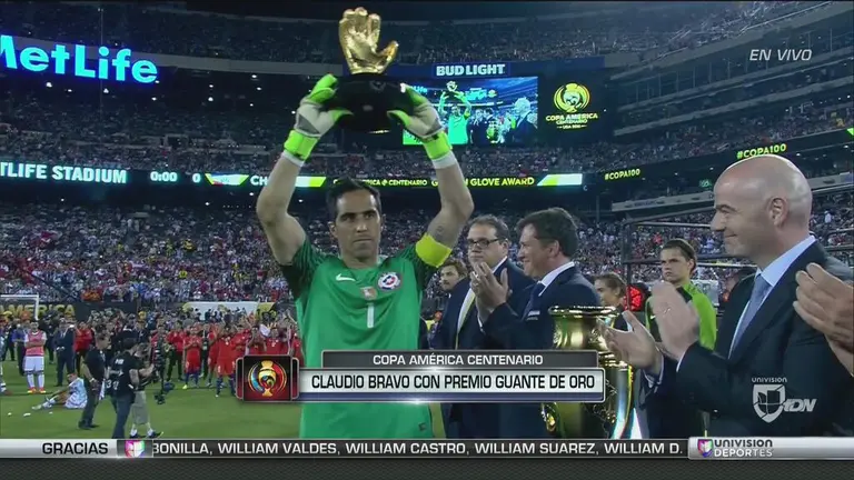 Claudio Bravo Recibi El Premio Del Guante De Oro Al Mejor Portero