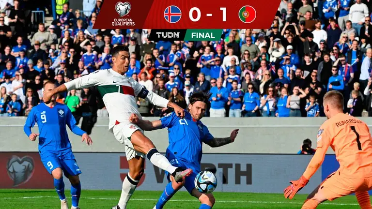 Cristiano Ronaldo festeja con gol su Récord Guinness ante Islandia