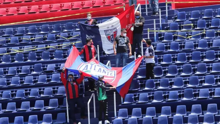 Fuera Y Dentro De La Cancha Se Calentaron Los Nimos En El Atlante Vs