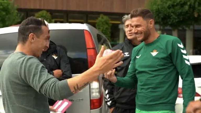 Andr S Guardado Recibido Con Flores En Su Regreso Al Betis Por Capit N