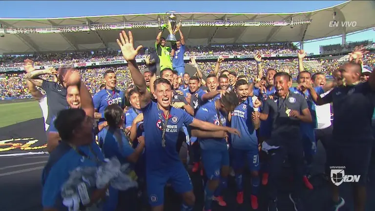 As Se Festeja Cruz Azul Levant El Trofeo De La Supercopa Mx Tudn