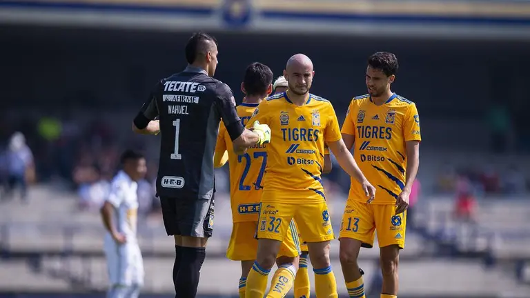 Carlos González ofrece disculpas a Tigres por cantar himno de Pumas