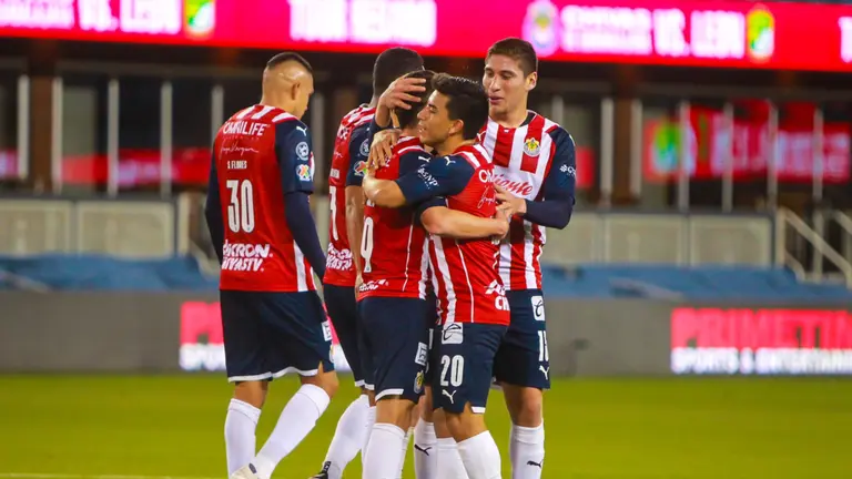 Jugadores De Chivas Entrar N A Pie Al Estadio Akron Para Enfrentar A