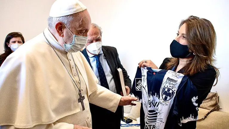 Papa Francisco Recibe Jersey De Monterrey Firmado Por Los Jugadores