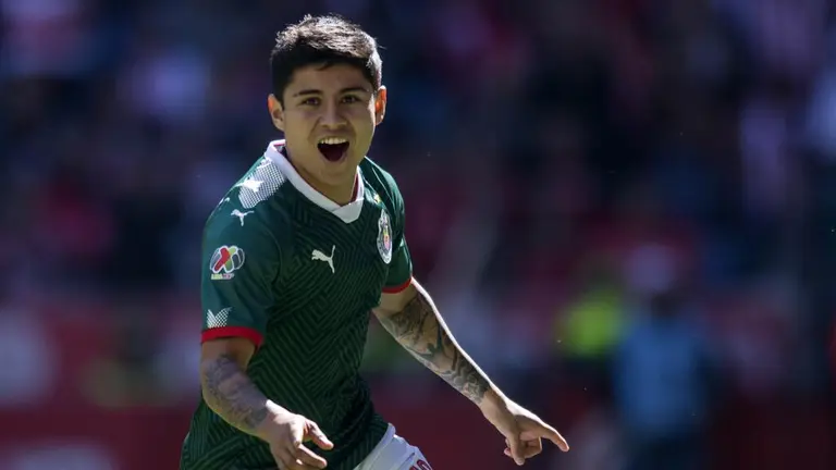 Se queda Chofis López firma renovación con las Chivas TUDN Liga