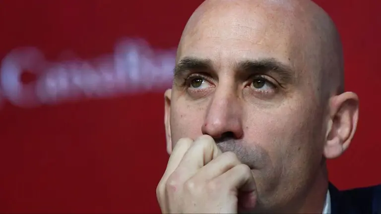 Luis Rubiales Suspendido Por La FIFA Que Pide Que Se Aleje De Jenni