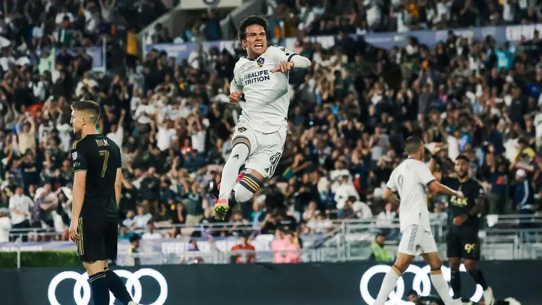 Por todo lo alto Riqui Puig eleva al LA Galaxy en un El Tráfico