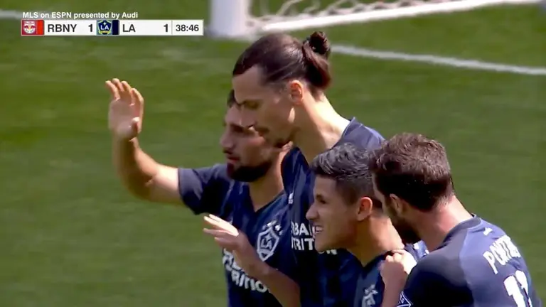 Zlatan Ibrahimovic Pone Una Gran Asistencia Y El Mexicano Uriel Antuna