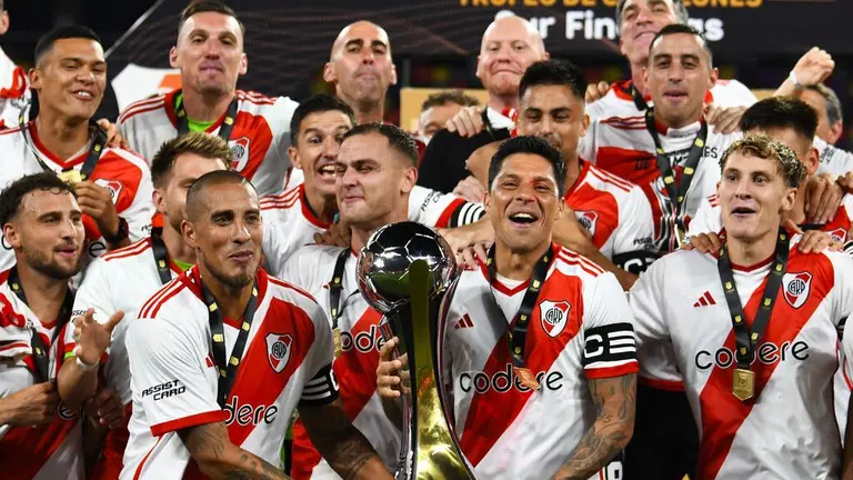 River Plate Levanta El Trofeo De Campeones Tras Derrotar A Rosario