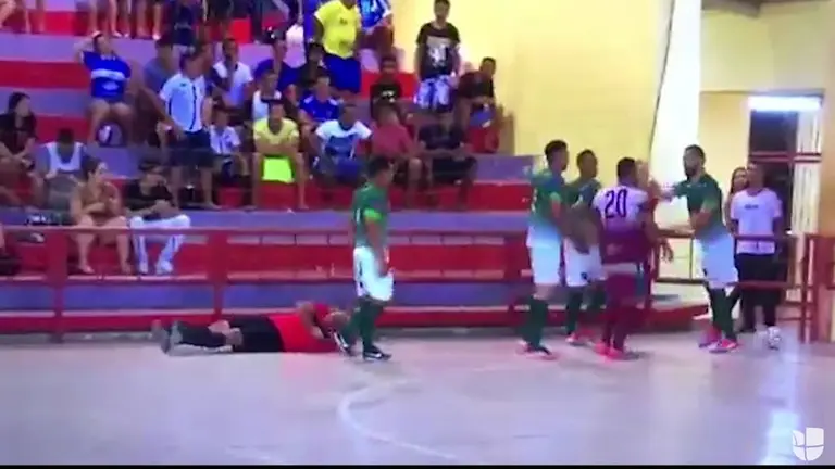 Terribles Im Genes En Brasil Jugador De Futsal Le Pega Un Cabezazo Al