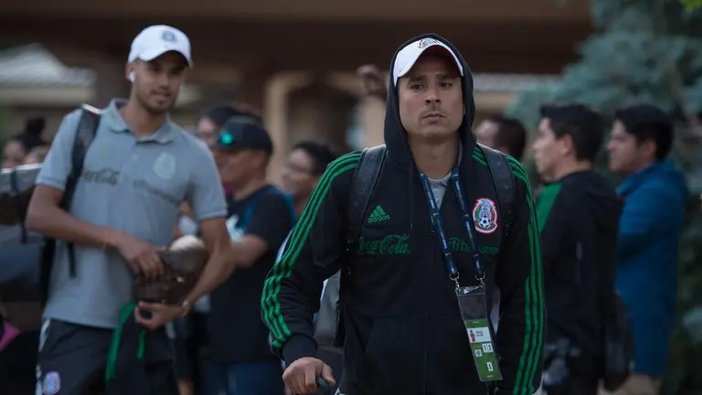 Ponchadura de llanta retrasa viaje de la Selección Mexicana a Charlotte