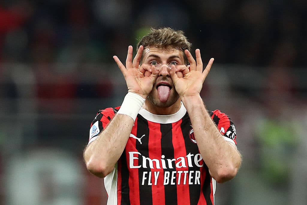 ¿Por qué Santi Gimenez usó diferente apellido con Milan?