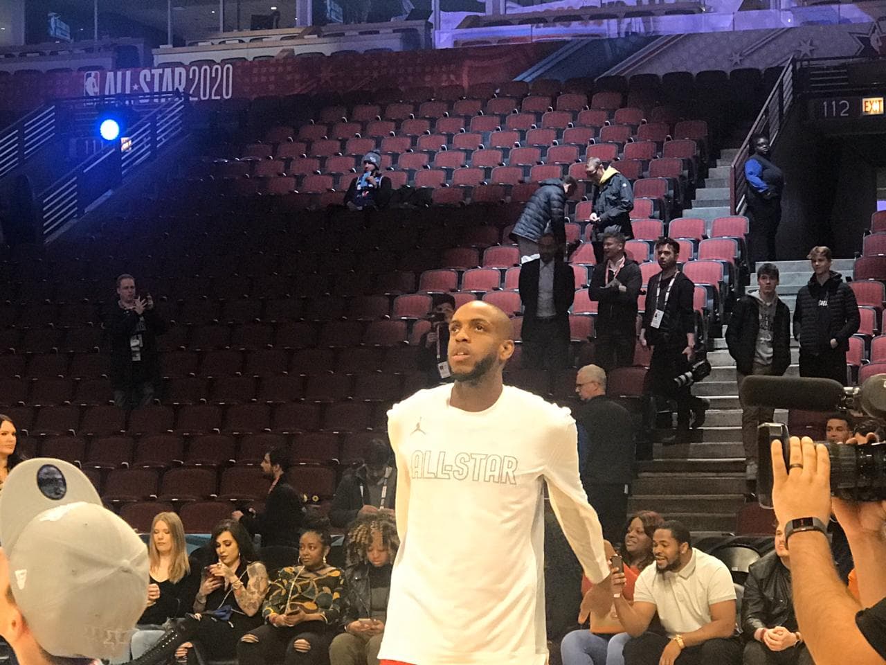 Así se vive la pasión del NBA All-Star Game muy colorido y con gente emocionada para disfrutar de este encuentro.