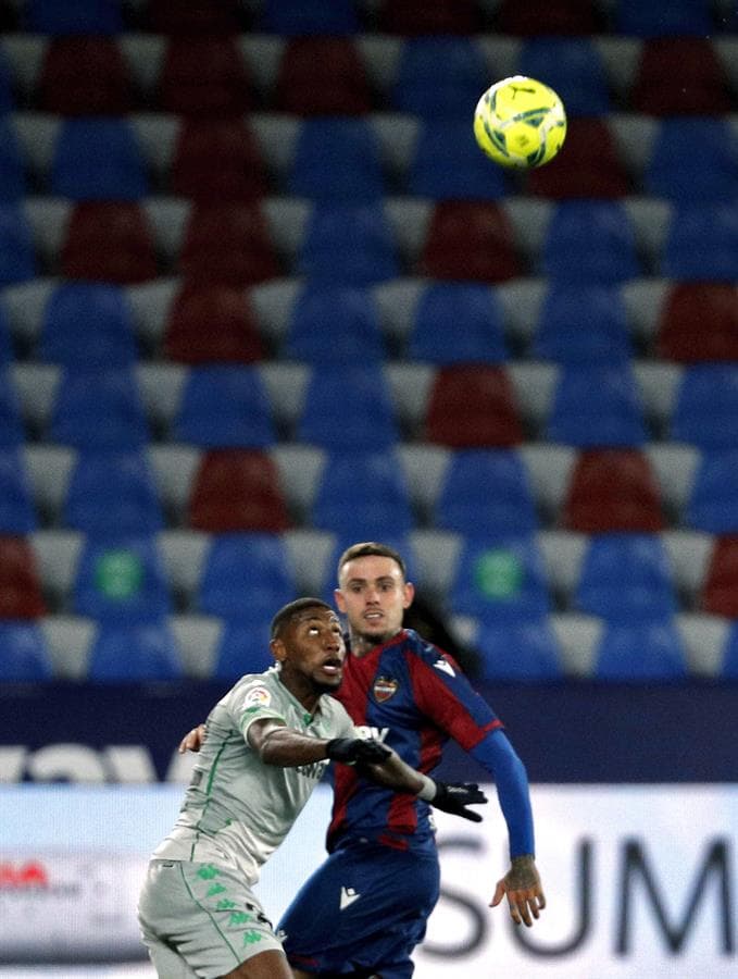 Levante se impone 4-3 ante el Real Betis en un intenso partido, donde los mexicanos Andrés Guardado y Diego Lainez tuvieron minutos en el campo. Los goles por parte de los 'granotas' corrieron a cargo de Oscar Duarte, doblete de Morales Nogales, Roger Martí y Roberto Suárez. Aissa Mandi y Sergio Canales descontaron para el Betis.