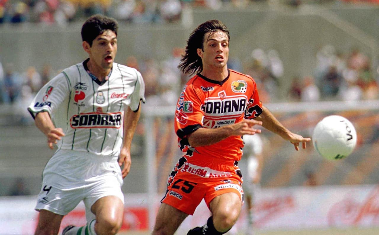 Jaguares ganó su primer partido de local contra Santos en la fecha siguiente del Clausura-2002. Dos triunfos seguidos que luego tendrían una seguidilla de derrotas.