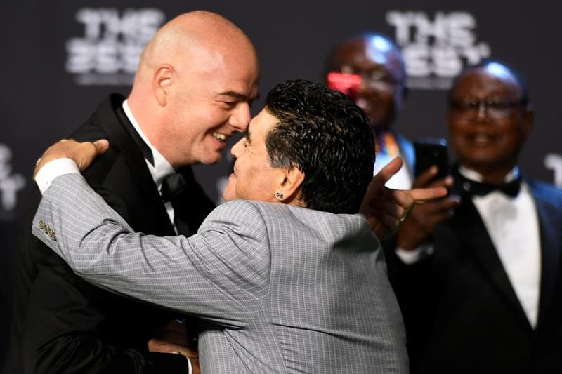 El presidente de la FIFA, el suizo Gianni Infantino (i), y el exfutbolista argentino Diego Armando Maradona (d), en un emotivo saludo.