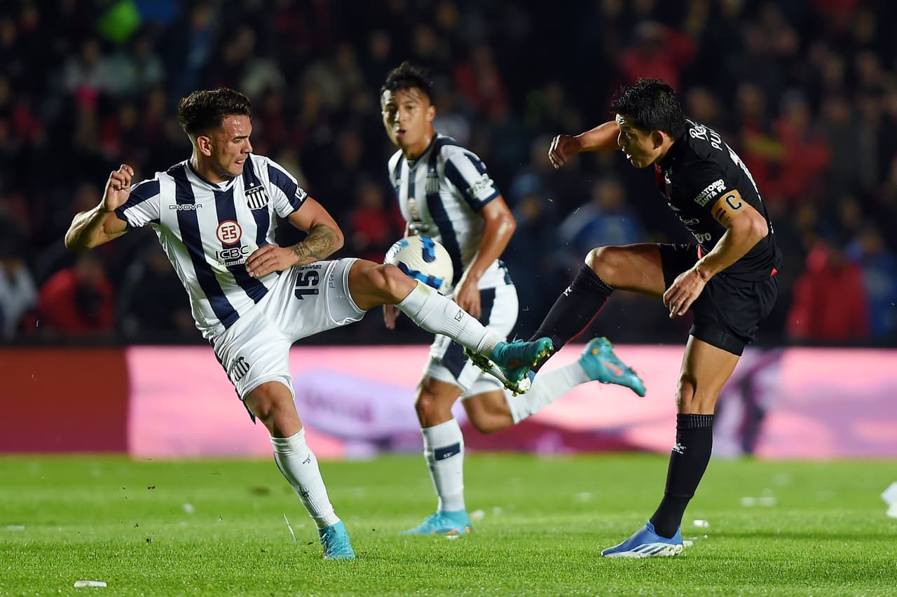 Talleres de Córdoba se impuso 0-2 a Colón en el Estadio Brigadier López para meterse entre los mejores ocho de la Copa Libertadores gracias a un global de 1-3.