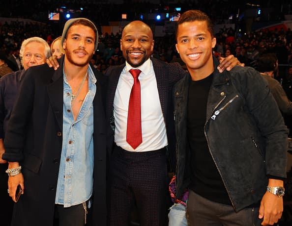 Los hermanos Dos Santos posan con Mayweather en el All-Star Game de la NBA