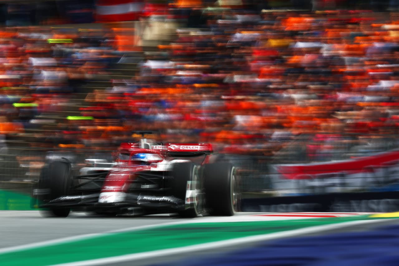 Charles Leclerc conquistó el GP de Austria por delante de Max Verstappen y Lewis Hamilton, en una carrera donde el mexicano Checo Pérez abandonó varias vueltas después de un roce que tuvo con George Russel, quien fue sancionado, y en la que Carlos Sainz también abandonó por una falla en el motor.