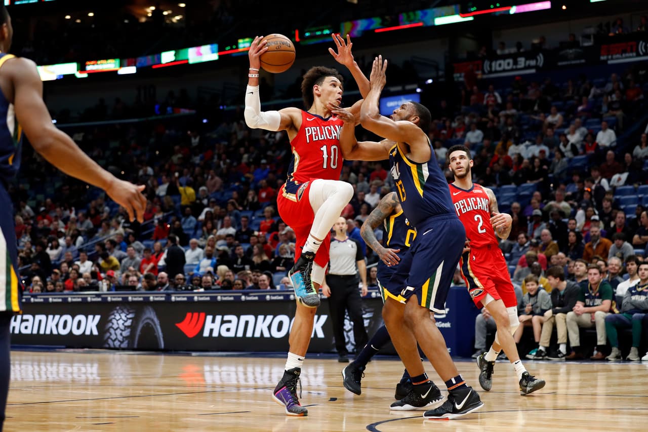 Jaxson Hayes se enfila a clavar la pelota pero Tony Bradley lo para en seco.