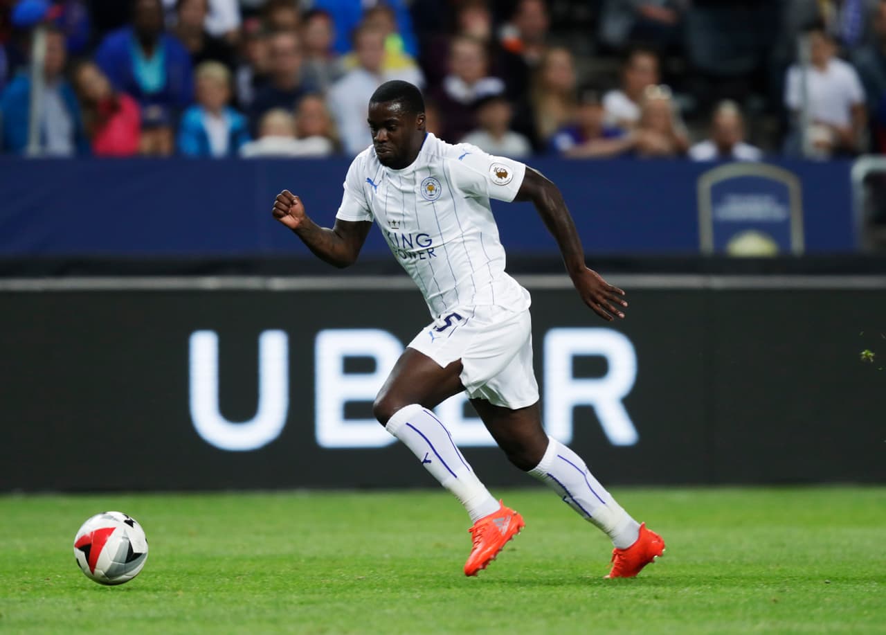 En noviembre de 2016, jugando para Leicester City, el ghanés Jeff Schlupp se accidentó manejando un Lamborghini en Londres. El mal clima y la velocidad fueron las causas de que el defensor se saliera de la carretera.