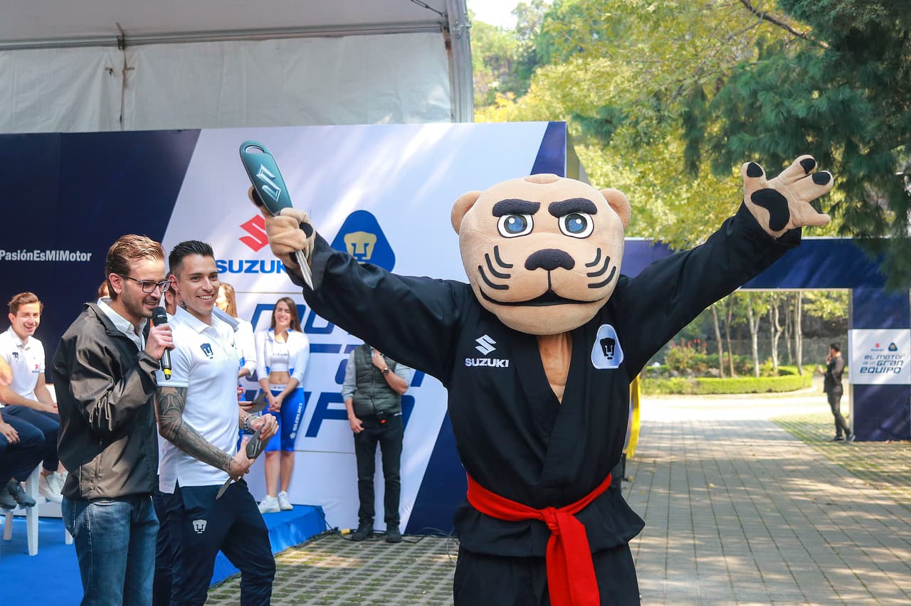Los miembros de Pumas UNAM recibieron en la Cantera de su marca patrocinadora Suzuki vehículos de la misma gama de colores gris, blanco y rojo, a excepción del DT que recibió uno sport.
