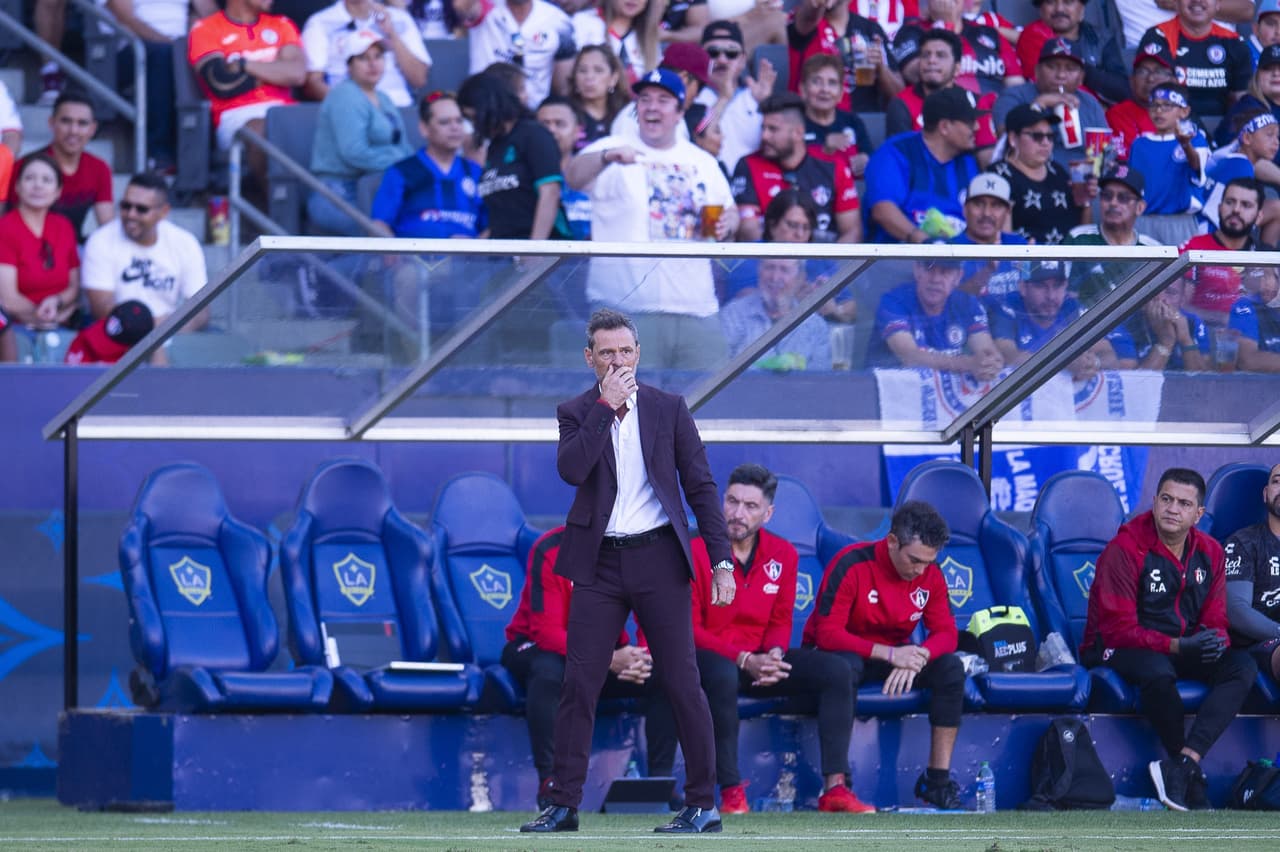 Julián Quiñones pasó de héroe a villano en cuestión de minutos, pues marcó el gol para empatar 2-2 en el tiempo reglamentario, pero voló el último cobro en los penales para darle el triunfo a Cruz Azul.