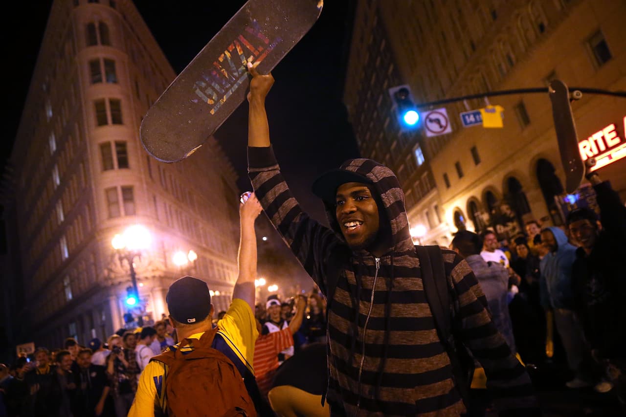 Fans de los Golden State Warriors celebraron en las calles de Oakland
