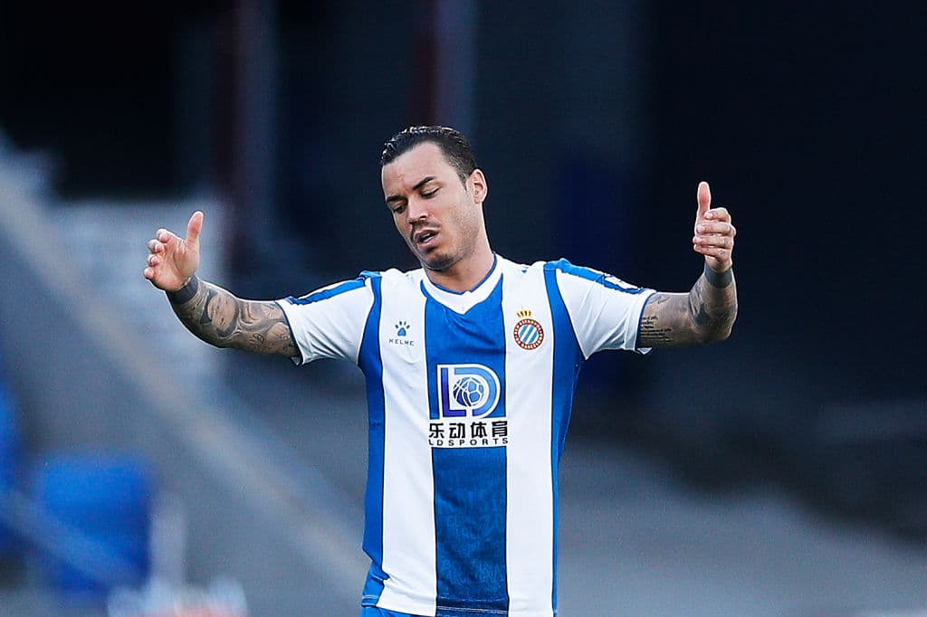 Jugadores del Espanyol se comienzan a desesperar y a soltar patadas en cualquier parte del terreno de juego.