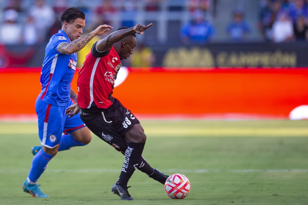 Julián Quiñones pasó de héroe a villano en cuestión de minutos, pues marcó el gol para empatar 2-2 en el tiempo reglamentario, pero voló el último cobro en los penales para darle el triunfo a Cruz Azul.