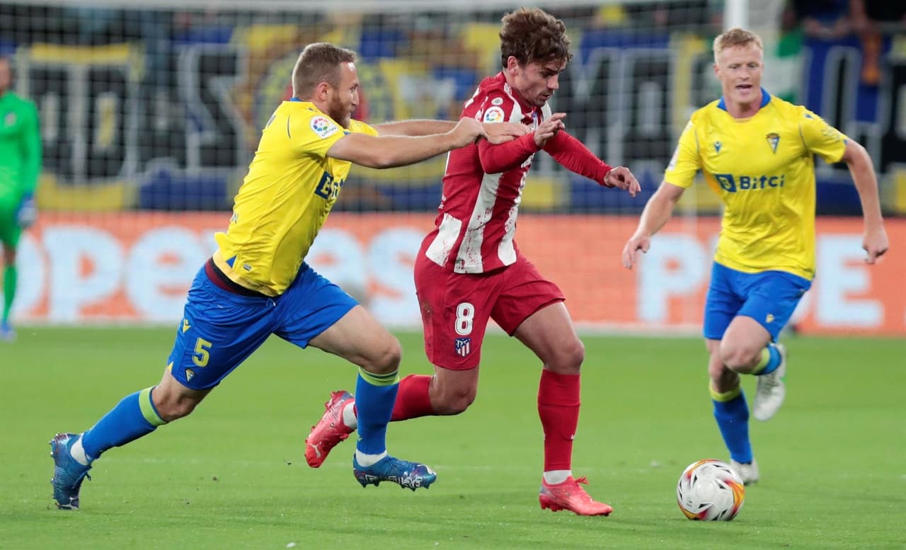 Atletico de Madrid golea a Cádiz 4-1 con anotaciones de Lemar, Griezmann, Correa y Cunha durante la décima Jornada de La Liga. Los Colchoneros son segundo lugar de la tabla.