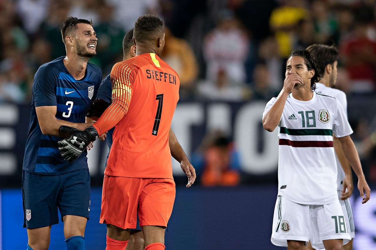 Lainez, a lo lejos, le respondía con improperios –seguramente– mientras Miazga no hacía caso con una actitud sobradora.