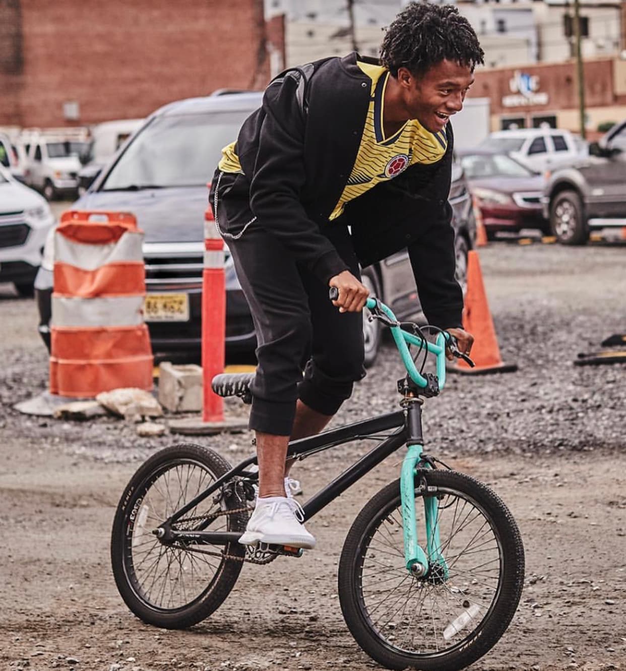 ¡Alegría! Este martes la marca alemana hizo oficial la nueva playera con la que Colombia enfrentará los próximos amistosos ante Japón y Corea del Sur, así como la Copa América 2019, con unas particulares fotografías con protagonismo de James Rodríguez, David Ospina, Juan Guillermo Cuadrado, Wilmar Barrios y Santiago Arias.