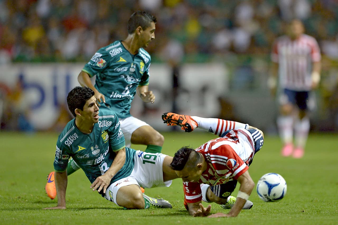Chivas salió campeón tras vencer al León 0-1 con gol de Oswaldo Alanís en la Copa MX del Apertura '15.