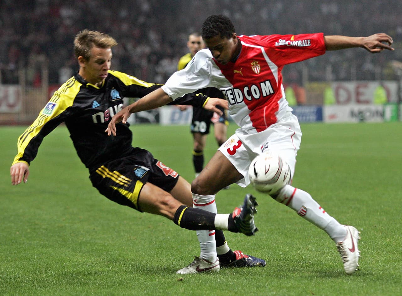 Patrice Evra fue fichado por el Manchester United durante un mercado de transferencias en invierno exactamente el 10 de enero del 2006 por cerca de 5. 5 millones de libras por tres años y medio.