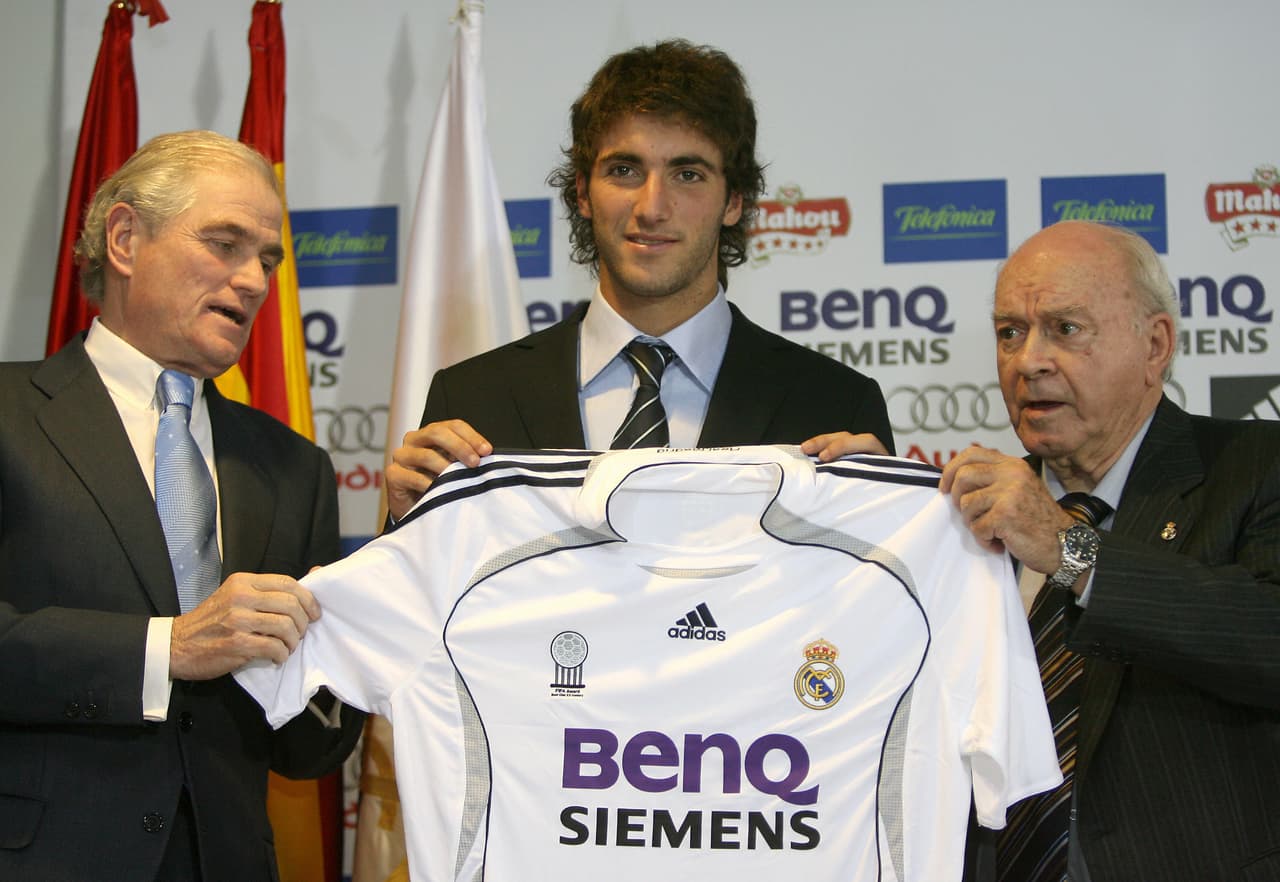 El argentino anotó 121 goles con la playera del Real Madrid en 264 partidos siendo uno de los fichajes más rentables de club en los últimos tiempos. Llegó siendo un desconocido y se fue al Nápoles como estrella y delantero de la selección argentina.