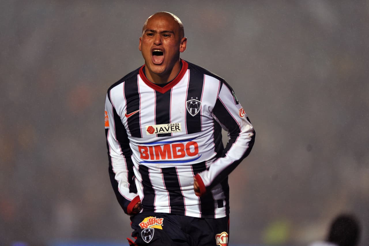 Fue en la fase invernal del 2001 que Humberto el ‘Chupete’ Suazo se marchó a cumplir su sueño de jugar en Europa dejando a los Rayados del Monterrey con quienes había ganado dos títulos de la Liga mexicana con destino al Real Zaragoza.